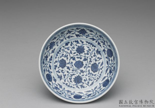 Dish with Indian lotus scrolls in underglaze blue, Qing dynasty, Qianlong reign (1736-1795)-China Archive